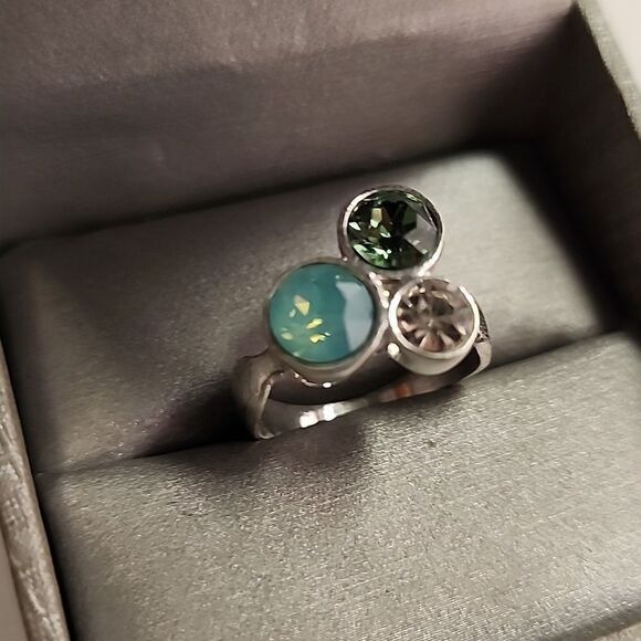Elegant Silver Ring with Green Blue Clear Crystals Size 7.75 - Picture 2 of 4